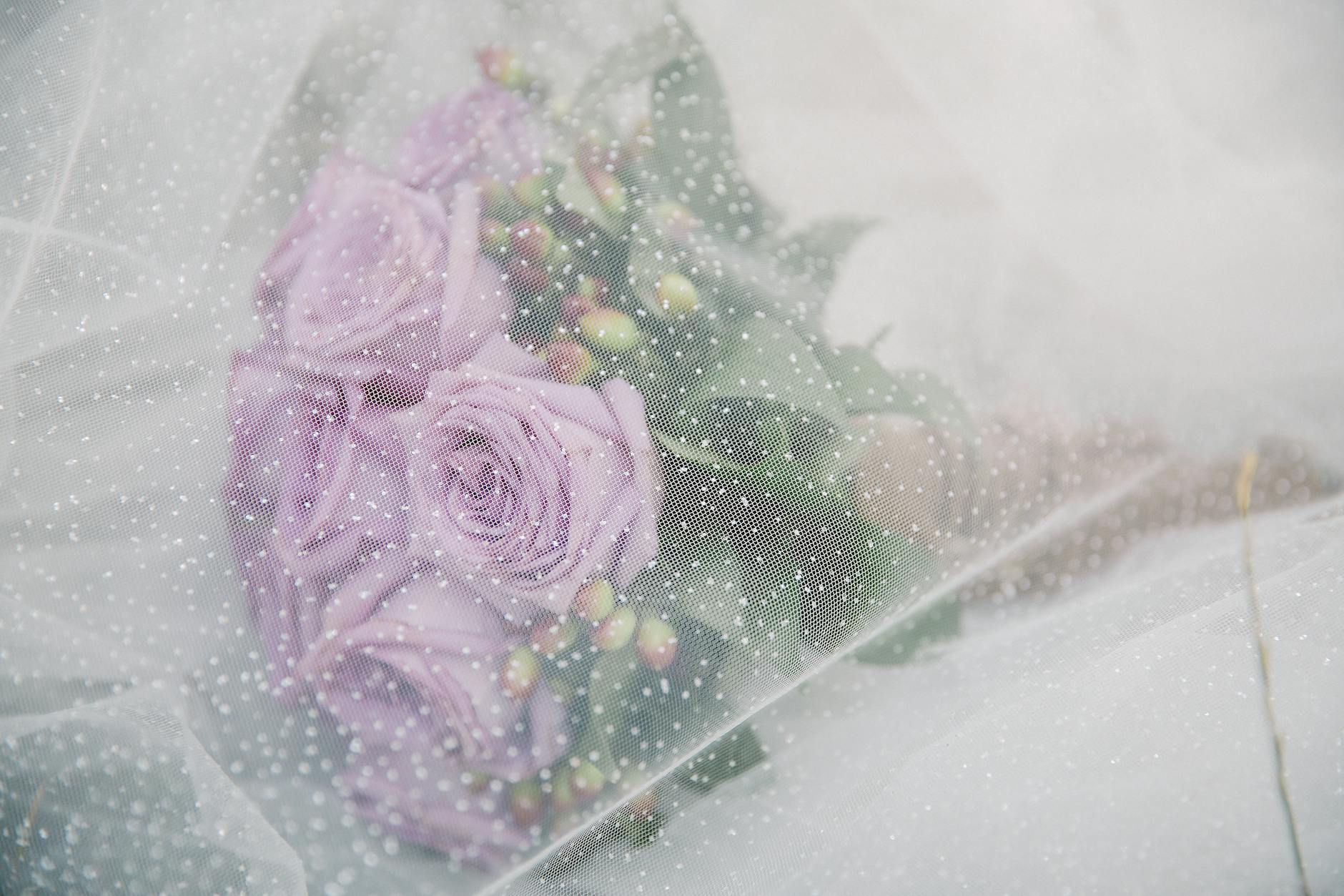 Zarter Brautstrauß mit lavendelfarbenen Rosen